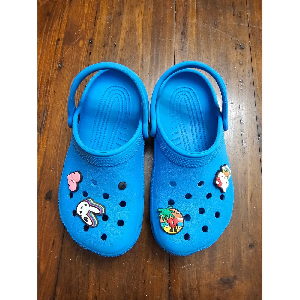 Crocs Classic Clogs Blue Kids Size J1 Hello Kitty Bad Bunny Jibbitz Charms